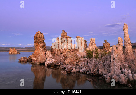 Dämmerung, Tufa Felsen am Sonnenuntergang, Calc-tuff Felsformationen, South Tufa Area, Mono Lake, ein saline Natron-See Stockfoto