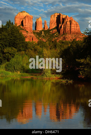 Reflexion von Cathedral Rock im Oak Creek River, am Abend Licht, Oak Creek Canyon, Sedona Arizona, südwestlich Stockfoto