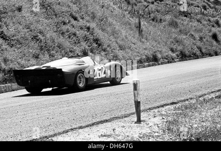 Nino Vaccarella-Andrea de Adamich arbeitet Alfa Romeo T33, 39. in der Targa Florio auf Sizilien 4. April 1969 beendet. Stockfoto