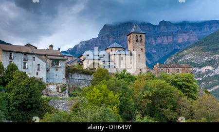 Kirche von Torla und Pena Mondaruego Wald im Parque Nacional de Ordesa y Monte Perdido, Aragon, Spanien, Europa. Stockfoto