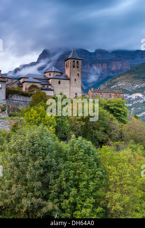 Kirche von Torla und Pena Mondaruego Wald im Parque Nacional de Ordesa y Monte Perdido, Aragon, Spanien, Europa. Stockfoto