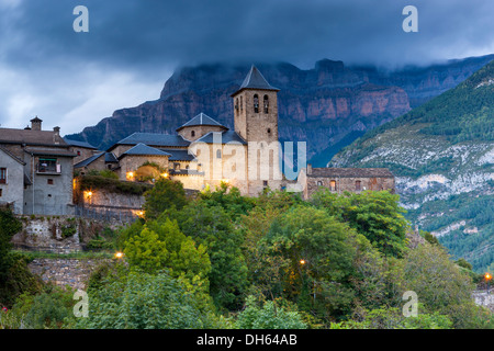 Kirche von Torla und Pena Mondaruego Wald im Parque Nacional de Ordesa y Monte Perdido, Aragon, Spanien, Europa. Stockfoto