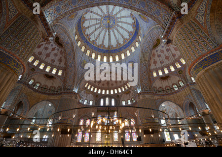 Gewölbte Decke, reich verzierten Kuppeln, Innenausbau von Sultan Ahmed Mosque, blaue Moschee oder Sultanahmet Camii, Sultanahmet, Eminönü Stockfoto