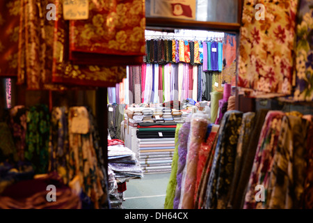 Farbenfrohe Stoffe, al Souq Waqif, ältesten Souk oder Basar im Land, Doha, Doha, Katar Stockfoto