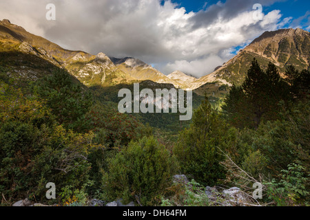 Blick vom Tal D'Otal über den Fluss Ara, Parque Nacional de Ordesa y Monte Perdido, Pyrenäen-Tal. Stockfoto