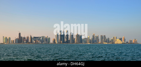 Skyline von Doha in Abendlicht, Doha Corniche, Doha, Doha, Katar Stockfoto