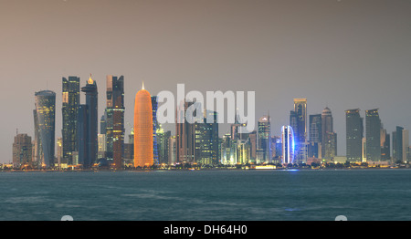 Skyline von Doha mit Al Bidda, Palm Tower 1 und 2, World Trade Center, Tornado Tower Burj Katar Turm mit goldenen Stockfoto