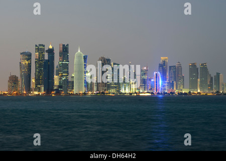 Skyline von Doha mit Al Bidda, Palm Tower 1 und 2, World Trade Center, Tornado Tower Burj Katar Turm mit Silber Stockfoto