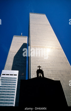 Die griechisch-orthodoxe Kirche St. Nicholas vor der Nord- und Südturm des ehemaligen World Trade Center oder WTC, historische Stockfoto