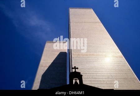 Die griechisch-orthodoxe Kirche St. Nicholas vor der Nord- und Südturm des ehemaligen World Trade Center oder WTC, historische Stockfoto