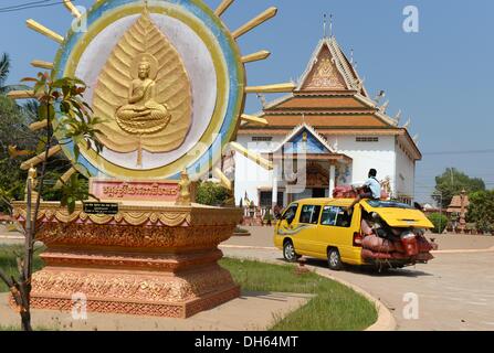 Phnom Penh, Kambodscha. 11. Oktober 2013. Ein Mann sitzt auf dem Dach eines überladenen Vans an den Tempel Komplex Surya Purmir in Phnom Penh, Kambodscha, 11. Oktober 2013. Foto: Jens Kalaene/Dpa/Alamy Live News Stockfoto