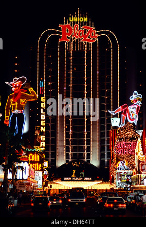 Wahrzeichen, berühmte Cowboy Figur "Vegas Vic", Plaza Hotel und Casino und "Cowgirl Vicky", Fremont Street, historisches Foto Stockfoto