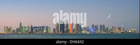 Panoramablick auf die Skyline von Doha bei Dämmerung, Doha, Doha, Katar Stockfoto