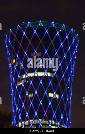 Tornado Tower bei Nacht, Doha, Doha, Katar Stockfoto