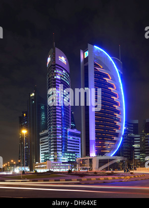 Skyline von Doha in der Nacht mit dem Kahra Maa Turm und Doha Bank Tower, Doha, Doha, Katar Stockfoto