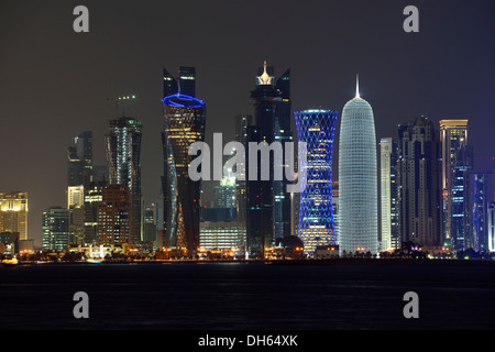 Skyline von Doha in der Nacht mit dem Al Bidda Turm, Palm Tower 1 und 2, das World Trade Center, Tornado Tower und dem Burj-Katar Stockfoto