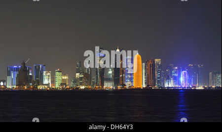 Skyline von Doha in der Nacht mit dem Al Bidda-Turm, Palm Tower 1 und 2, das World Trade Center, Tornado, Burj Katar entfernt Stockfoto