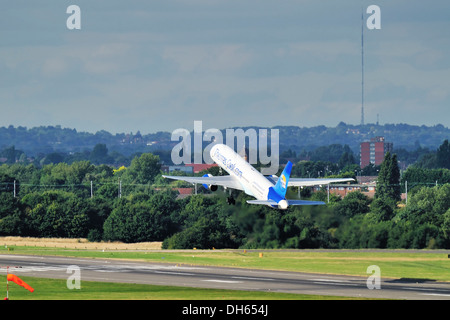 Thomas Cook Boeing 757-Flugzeug, das vom Birmingham International Airport abfliegt Stockfoto