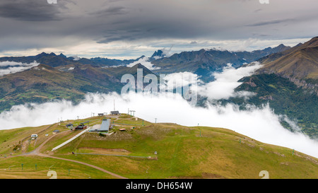 Blick vom Skigebiet Panticosa über Valle de Tena, Puntal de Los Petros, Sierra de Tendeñera. Stockfoto