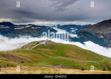 Blick vom Skigebiet Panticosa über Valle de Tena, Puntal de Los Petros, Sierra de Tendeñera. Stockfoto