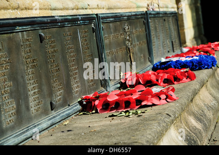 Kränze von Mohn legte neben Namen von gefallenen Soldaten am Fuße des das Kriegerdenkmal in Hinckley Stockfoto