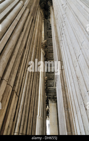 Abstrakte Sicht auf die Marmorsäulen vor dem Eingang zur St. Pauls Cathedral in London Stockfoto