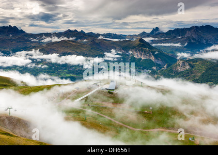 Blick vom Skigebiet Panticosa über Valle de Tena, Puntal de Los Petros, Sierra de Tendeñera. Stockfoto