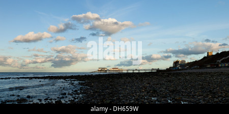 Cromer Pier und Strand am frühen Abend in Norfolk, England Stockfoto