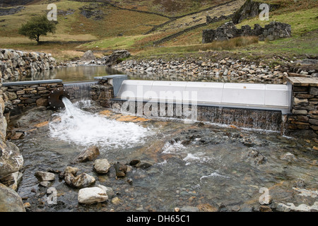 Wehr auf Afon Llançà Fluss von watkin Pfad in Snowdonia sammelt Wasser für National Trust Das kleine Wasserkraftwerk. Cwm Llançà Wales UK Stockfoto