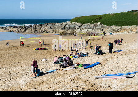 Die Jugendlichen spielen Volleyball am Fistral Beach in Newquay. Stockfoto