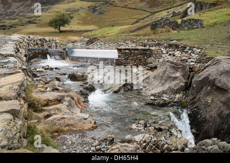 Wehr auf Afon Llançà Fluss in Snowdonia sammelt Wasser für kleine Wasserkraftwerk. Cwm Llançà Gwynedd Wales UK Großbritannien Stockfoto