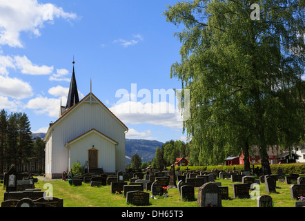 Weiße Holz stave Kirche Vrådal Kyrkje 1885 und Grabsteine auf dem Friedhof in der Nähe von Vrådal, Telemark, Norwegen, Skandinavien Stockfoto