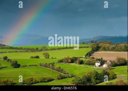 Herbst Regenbogen über Runde Eiche in Shropshire Hügel von Hopesay gemeinsamen, England gesehen. Stockfoto