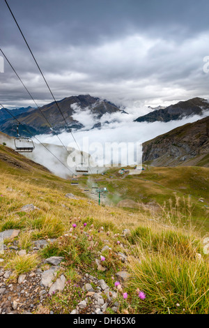 Blick vom Skigebiet Panticosa über Valle de Tena, Puntal de Los Petros, Sierra de Tendeñera. Stockfoto