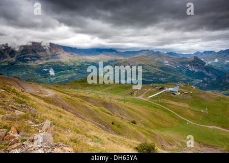 Blick vom Skigebiet Panticosa über Valle de Tena, Puntal de Los Petros, Sierra de Tendeñera. Stockfoto