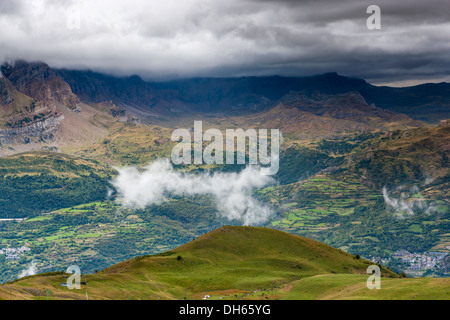 Blick vom Skigebiet Panticosa über Valle de Tena, Puntal de Los Petros, Sierra de Tendeñera. Stockfoto