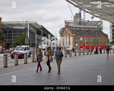 Personen außerhalb der neu sanierten Kings Cross Station in London, Großbritannien Stockfoto