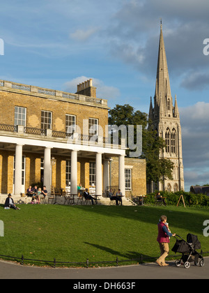 Familien Wandern in Clissold Park, Stoke Newington, London, UK Stockfoto