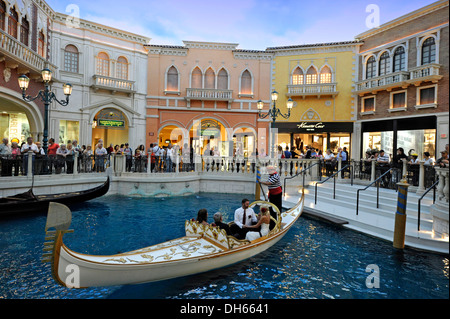 Touristen in einer Replik der venezianischen Straßen unter einem künstlichen Himmel, Hochzeit Gondel, Trauung, Canale Grande Stockfoto