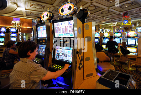 Interieur, Frau spielt einen Spielautomaten, einarmige Banditen, Luxushotel, Casino, Caesars Palace, Las Vegas, Nevada Stockfoto