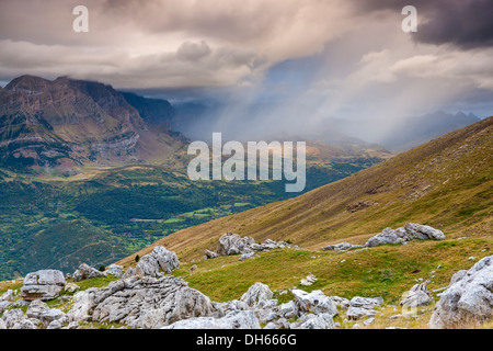 Blick vom Skigebiet Panticosa über Valle de Tena, Puntal de Los Petros, Sierra de Tendeñera, Pyrenäen, Huesca Provinz. Stockfoto