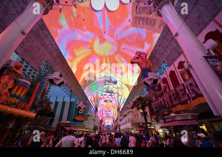 Touristen Staunen auf der Laser anzeigen in der Neon-Kuppel der Fremont Street Experience in alten Las Vegas downtown, Las Vegas Stockfoto