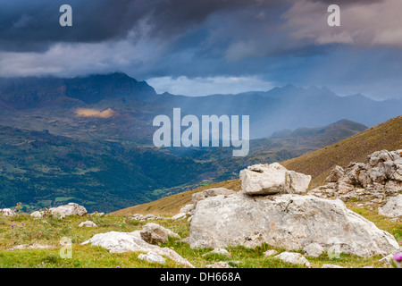 Blick vom Skigebiet Panticosa über Valle de Tena, Puntal de Los Petros, Sierra de Tendeñera, Pyrenäen, Huesca Provinz. Stockfoto