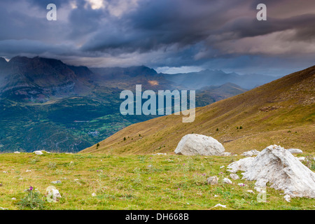 Blick vom Skigebiet Panticosa über Valle de Tena, Puntal de Los Petros, Sierra de Tendeñera, Pyrenäen, Huesca Provinz. Stockfoto