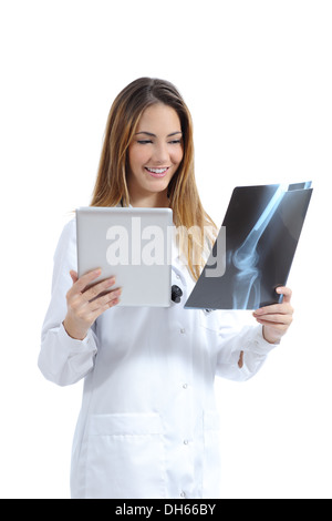 Ärztin eine Tablet-Image mit einer Radiographie isoliert auf einem weißen Hintergrund zu vergleichen Stockfoto