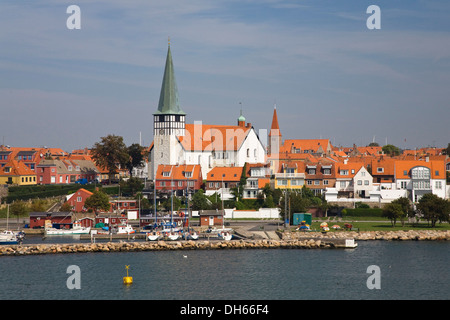 Fachwerk-Häuser, Leuchtturm und Kirche Skt. Nicolaj Kirke in Rønne, Bornholm, Dänemark, Europa Stockfoto