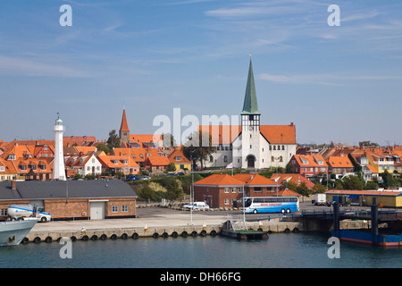 Fachwerk-Häuser, Leuchtturm und Kirche Skt. Nicolaj Kirke in Rønne, Bornholm, Dänemark, Europa Stockfoto