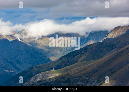 Blick vom Skigebiet Panticosa über Valle de Tena, Puntal de Los Petros, Sierra de Tendeñera. Stockfoto