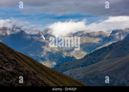 Blick vom Skigebiet Panticosa über Valle de Tena, Puntal de Los Petros, Sierra de Tendeñera. Stockfoto