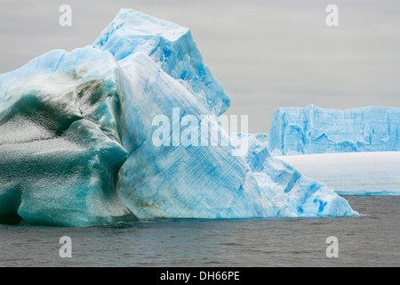 Blaue Eisberge vor South Orkneys, Laurie Island, Washington Straße, Antarktis, Südlicher Ozean Stockfoto